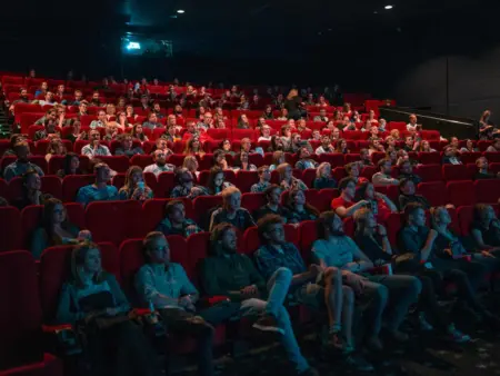 8 Filme und Serien, bei denen es um (richtig viel) Geld geht!