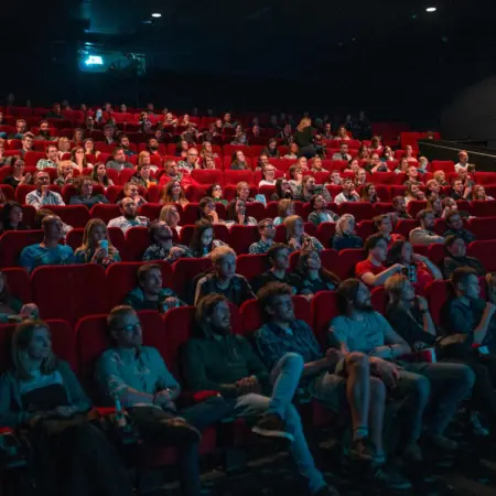 8 Filme und Serien, bei denen es um (richtig viel) Geld geht!