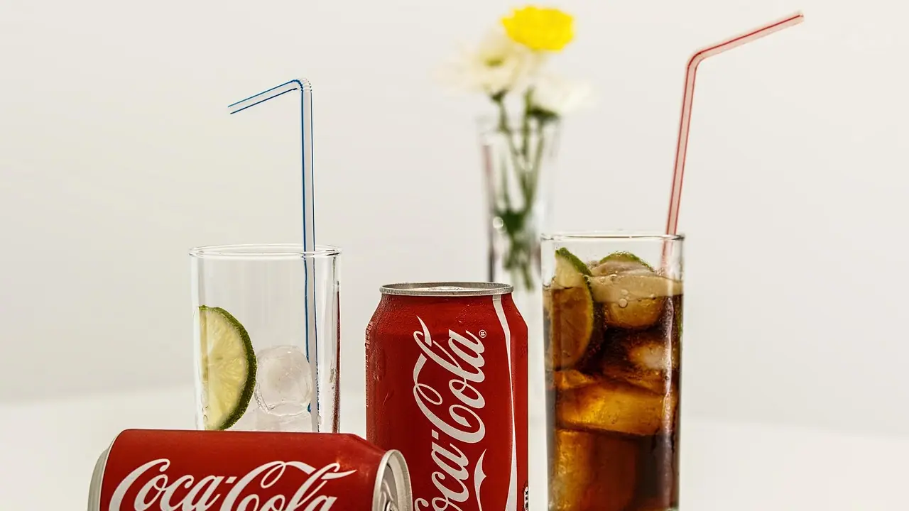 Produktplatzierung in Serien und Filmen: So werden 2025 nebenbei Millionen verdient! 2 drink coca cola