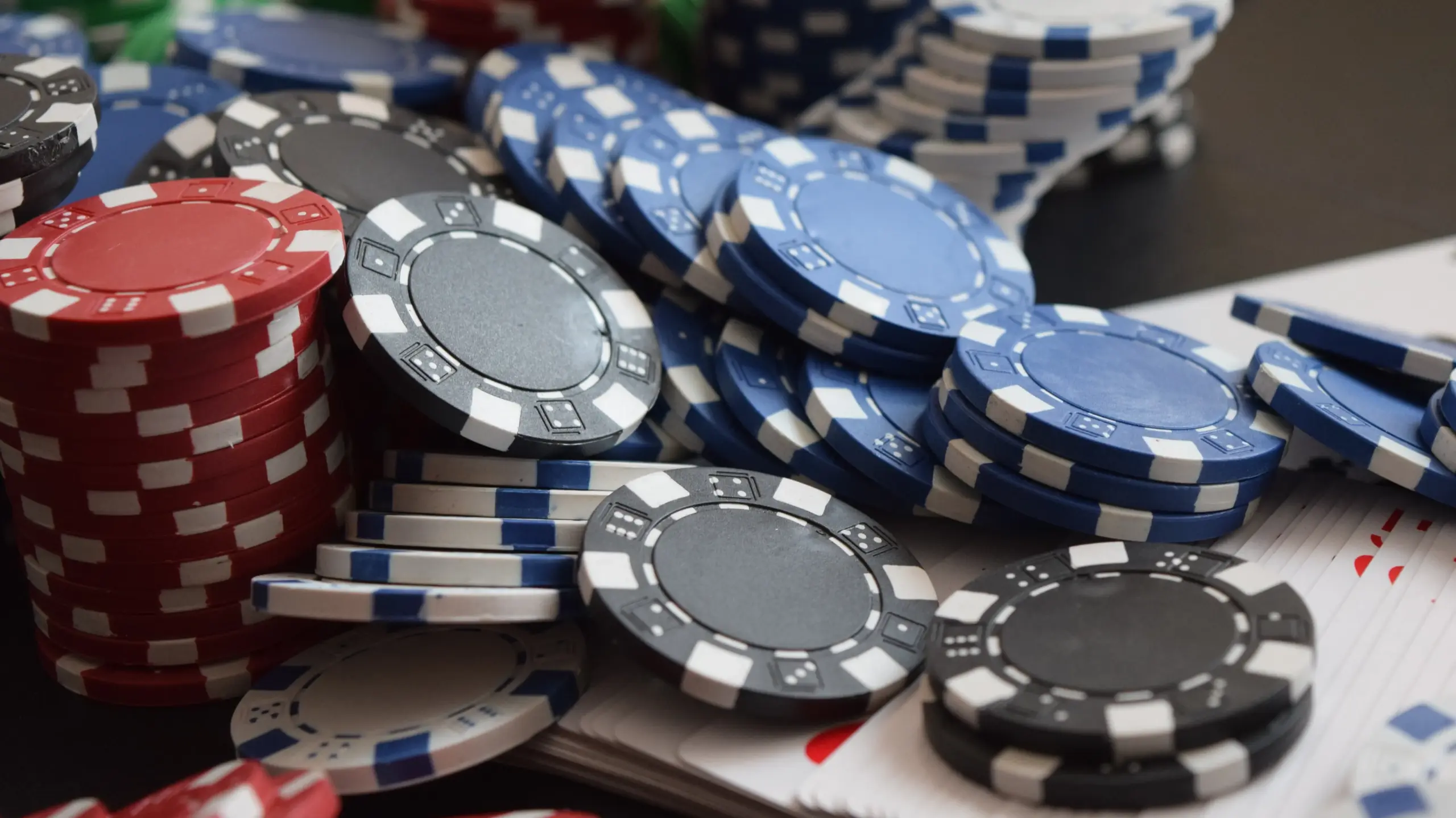 Wie Monopoly und Deal or No Deal zu Live-Shows im Online-Casino wurden 2 Live